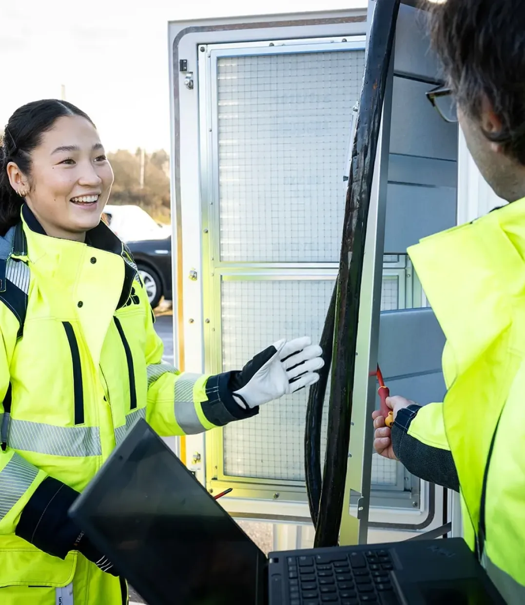 Two ABB E-mobility workers next to a A400
